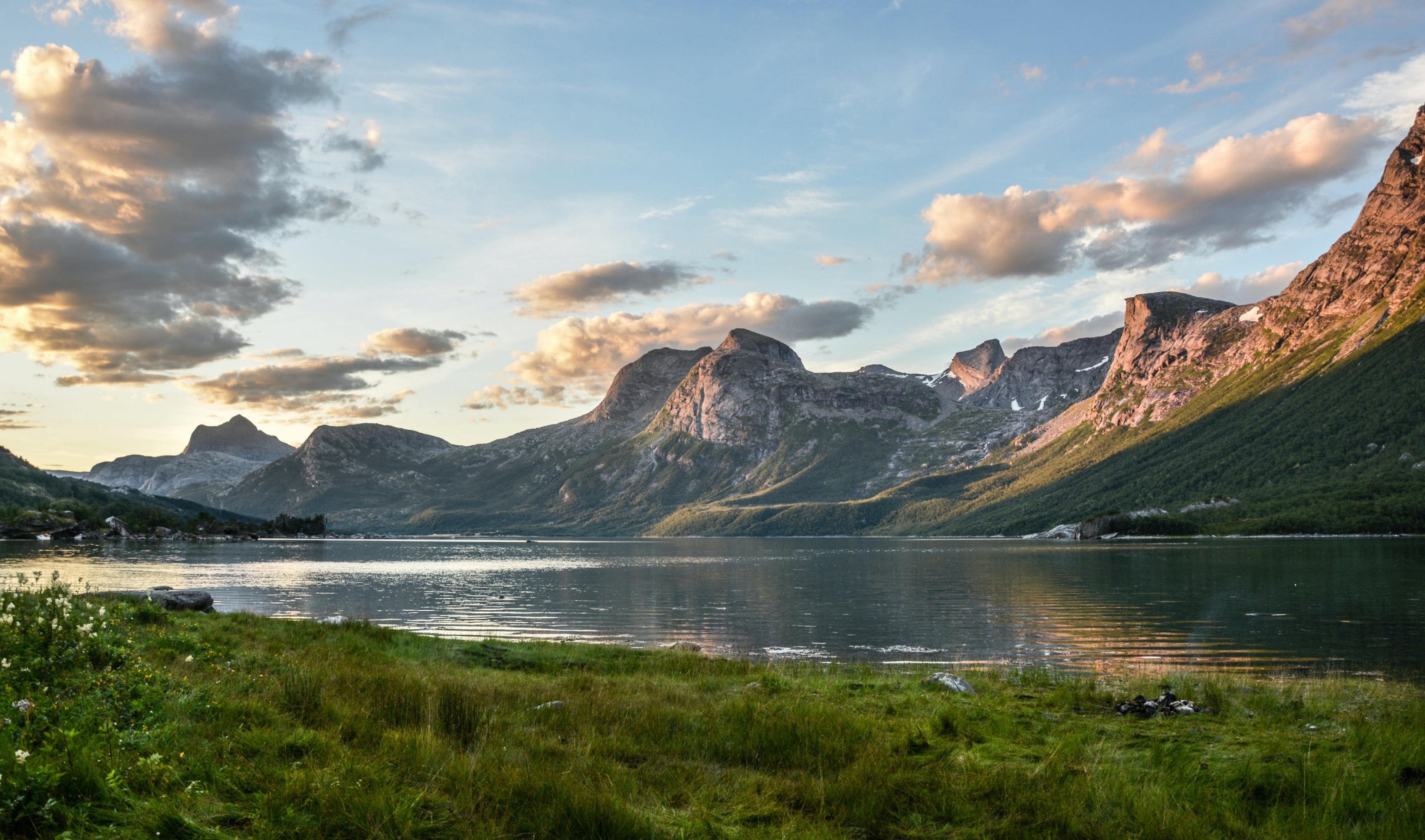 portada de un lago en las montañas