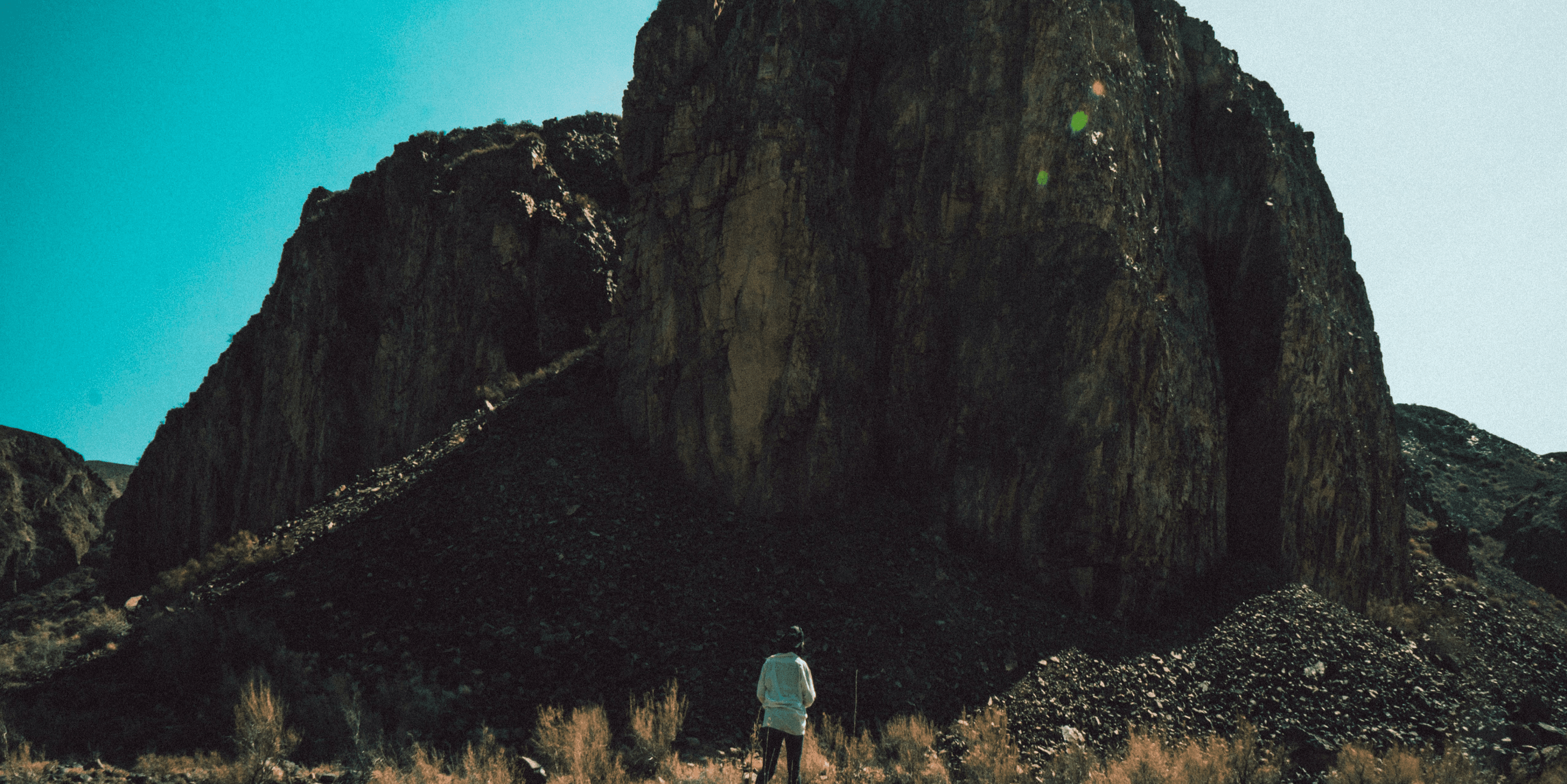 portada de chicos montando a caballo en las montaƱas